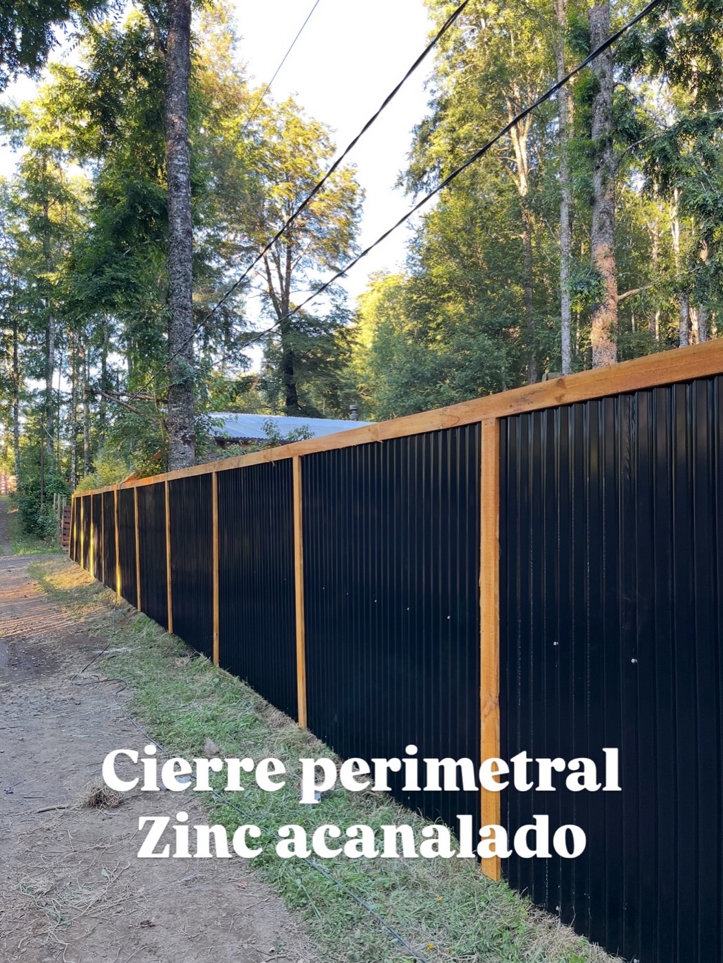 Cierre perimetral de zinc acanalado terminado